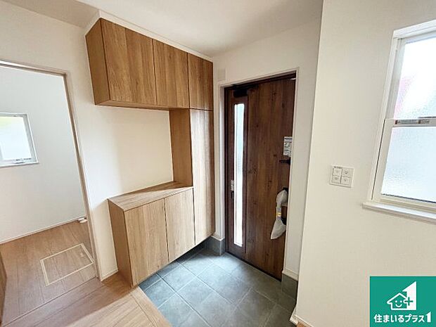 【玄関】シューズボックスにはたくさんの靴が収納できるので玄関周りはいつもスッキリ!ご家族が増えても安心!