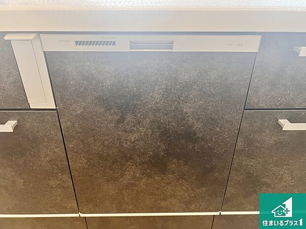 【食器洗い乾燥機】食事後の一仕事、食器洗いをボタン一つでお任せできちゃいます!場所を取らないビルトイン式なので、お料理スペースもしっかり確保!