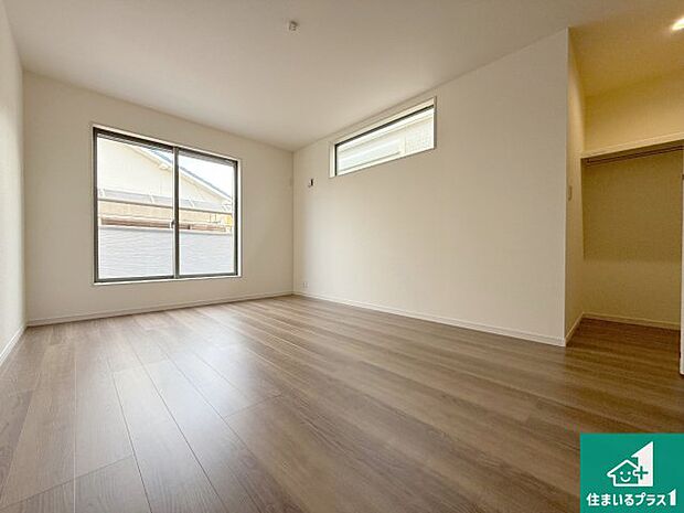 【洋室】シンプルな洋室は、自分好みのインテリアが楽しめます♪ご家族とインテリアや家具を選びに行くのは新築購入時の醍醐味の一つです。ぜひお楽しみください♪