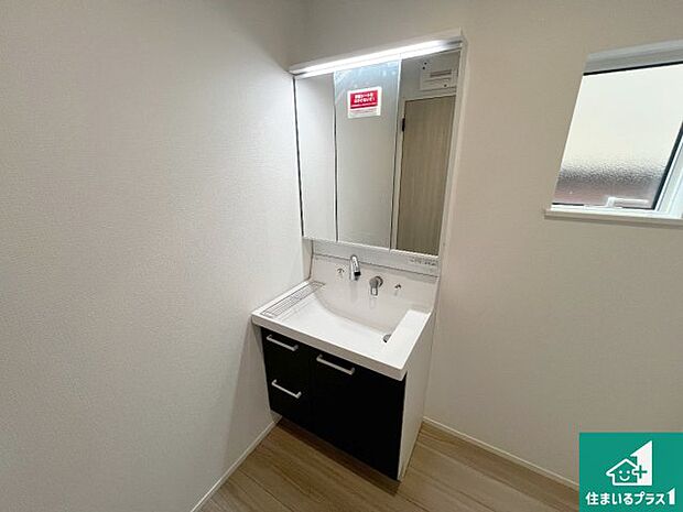 【独立洗面台】清潔感のある洗面台です。フラットな鏡は掃除がしやすく毎日清潔!鏡裏には収納があるのでスッキリとした洗面台が保てます。