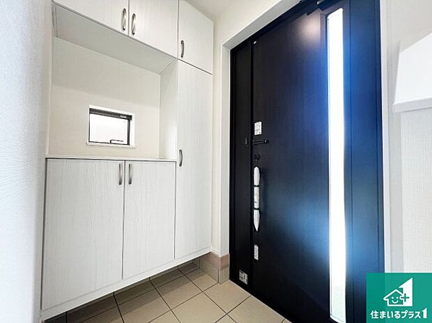 【玄関】シューズボックスにはたくさんの靴が収納できるので玄関周りはいつもスッキリ！ご家族が増えても安心！