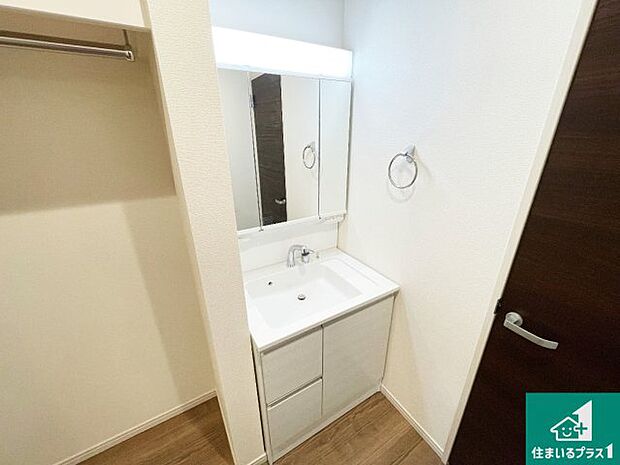 【独立洗面台】清潔感のある洗面台です。フラットな鏡は掃除がしやすく毎日清潔！鏡裏には収納があるのでスッキリとした洗面台が保てます。