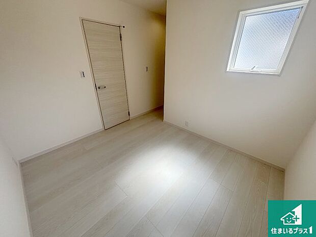 【洋室】寝室は心地よい眠りについてもらいたくて、シンプルかつ開放的な空間な設計にしています！大きな窓から差し込む日が心地いいです♪