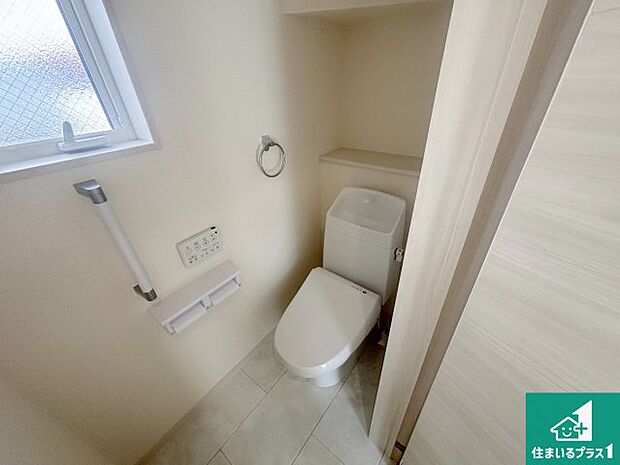 【トイレ】1・2階の2ヶ所にあるので、朝の忙しい時間の順番待ちもなく、深夜の利用にも大変便利です。