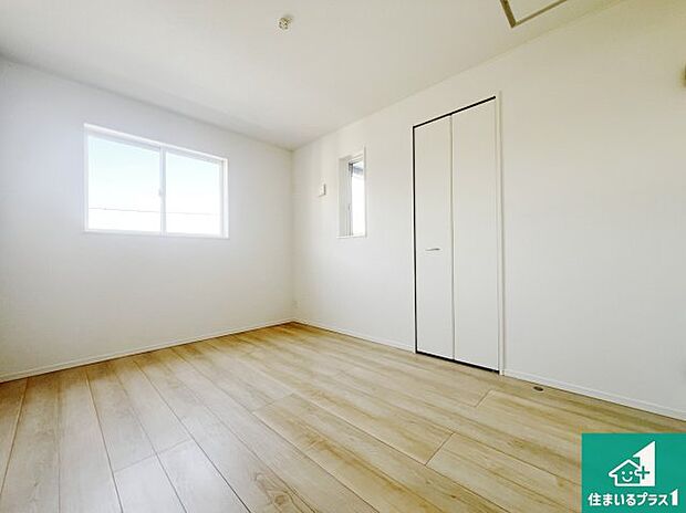 【洋室】シンプルな洋室は、自分好みのインテリアが楽しめます♪ご家族とインテリアや家具を選びに行くのは新築購入時の醍醐味の一つです。ぜひお楽しみください♪