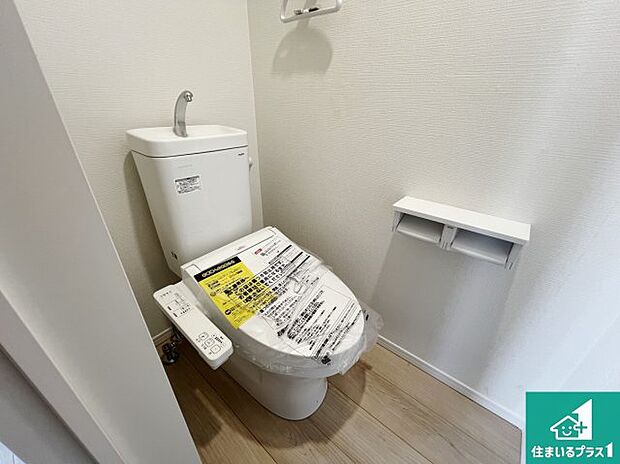 【トイレ】1・2階の2ヶ所にあるので、朝の忙しい時間の順番待ちもなく、深夜の利用にも大変便利です。