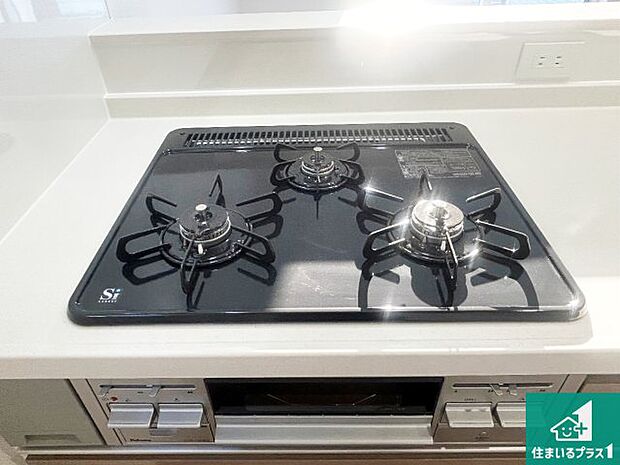 【コンロ】ダブル高火力Ｓｉセンサー付きコンロ！３口あるので、まとめて料理をする時も大活躍！