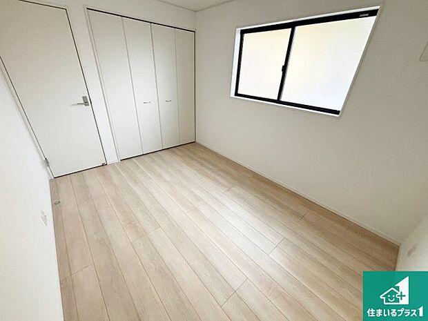 【洋室】ナチュラル感のある洋室は、自分好みのインテリアが楽しめます♪ご家族とインテリアや家具を選びに行くのは新築購入時の醍醐味の一つです。ぜひお楽しみください♪