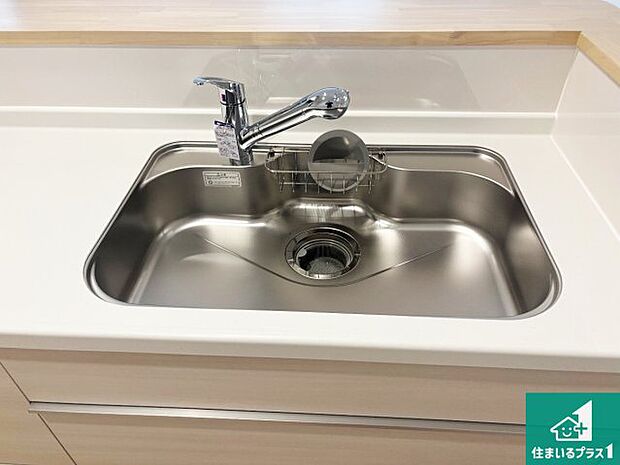 【キッチンシンク】蛇口の先端に浄水器を内蔵しています！原水と浄水、お湯と冷水、シャワーの切替えがワンタッチなので用途によって使い分けられます。