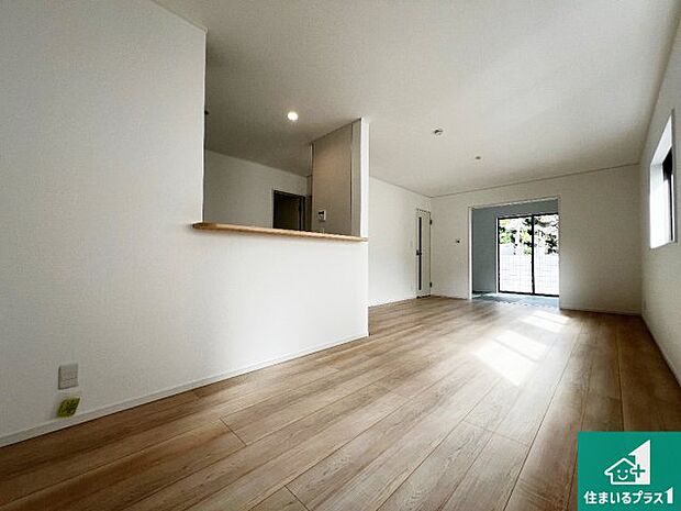 【居間・リビング】日当たり良好の明るいリビングで朝の目覚めもスッキリできそう!対面キッチンでご家族のコミュニケーションも自然と増える設計!小さなお子様が遊ぶスペースを作っても広々とくつろげるLDK!