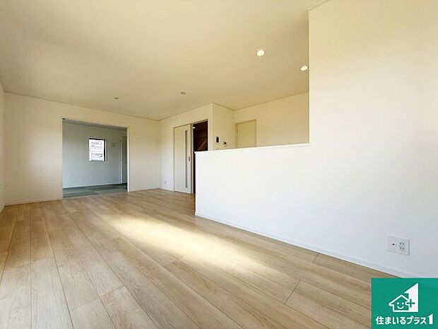 【居間・リビング】シンプルなリビングは、観葉植物等のインテリアを楽しめますね!パパ好みにも、ママ好みにも家具次第で雰囲気を変えることができます!