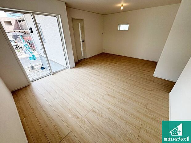 【居間・リビング】シンプルなリビングは、観葉植物等のインテリアを楽しめますね！パパ好みにも、ママ好みにも家具次第で雰囲気を変えることができます！