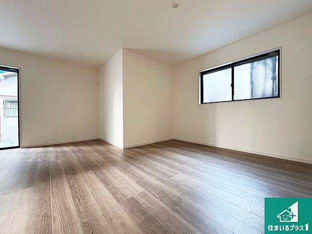 【居間・リビング】日当たり良好の明るいリビングで朝の目覚めもスッキリできそう!対面キッチンでご家族のコミュニケーションも自然と増える設計!小さなお子様が遊ぶスペースを作っても広々とくつろげるLDK!