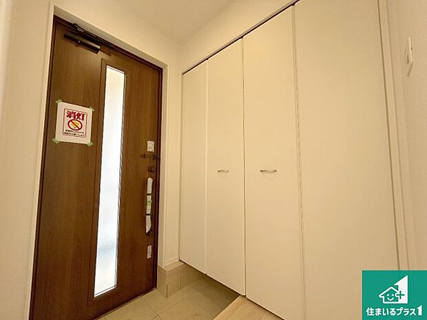 【玄関】シューズボックスにはたくさんの靴が収納できるので玄関周りはいつもスッキリ!ご家族が増えても安心!