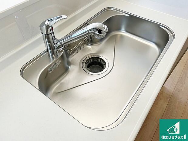 【キッチンシンク】蛇口の先端に浄水器を内蔵しています!原水と浄水、お湯と冷水、シャワーの切替えがワンタッチなので用途によって使い分けられます。