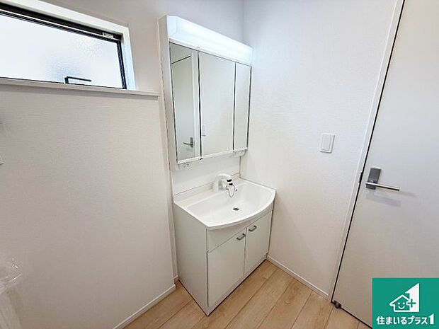 【独立洗面台】清潔感のある洗面台です。フラットな鏡は掃除がしやすく毎日清潔!鏡裏には収納があるのでスッキリとした洗面台が保てます。