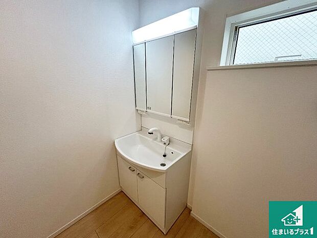 【独立洗面台】清潔感のある洗面台です。フラットな鏡は掃除がしやすく毎日清潔！鏡裏には収納があるのでスッキリとした洗面台が保てます。
