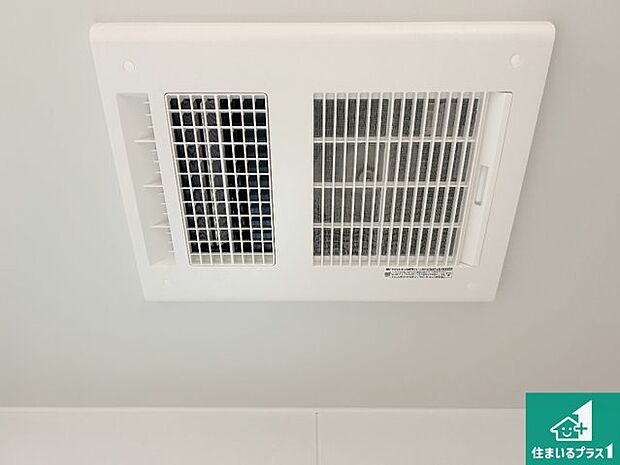 【浴室暖房乾燥機】四季を通して快適なバスライフをお手伝いする浴室暖房乾燥機！浴室の乾燥・暖房・涼風・換気はもちろん、２４時間換気にも対応！ 