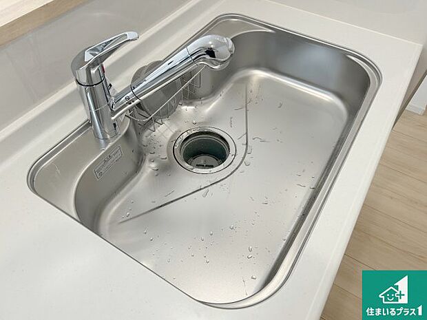 【キッチンシンク】蛇口の先端に浄水器を内蔵しています！原水と浄水、お湯と冷水、シャワーの切替えがワンタッチなので用途によって使い分けられます。