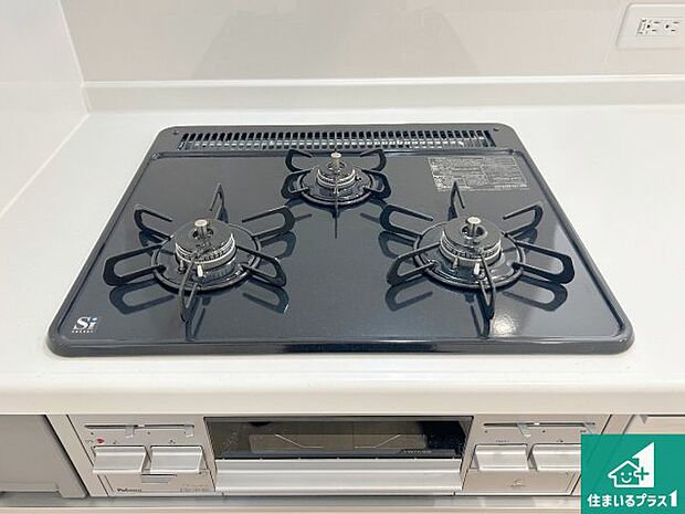 【コンロ】ダブル高火力Ｓｉセンサー付きコンロ！３口あるので、まとめて料理をする時も大活躍！