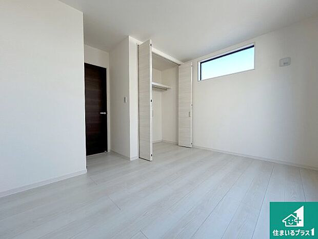 【洋室】シンプルな洋室は、自分好みのインテリアが楽しめます♪ご家族とインテリアや家具を選びに行くのは新築購入時の醍醐味の一つです。ぜひお楽しみください♪