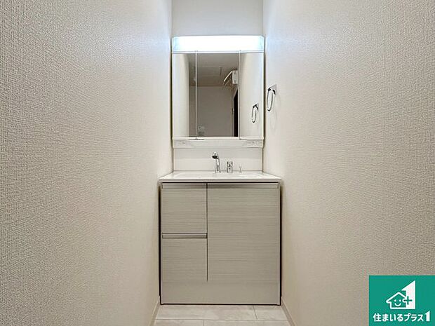 【独立洗面台】清潔感のある洗面台です。フラットな鏡は掃除がしやすく毎日清潔！鏡裏には収納があるのでスッキリとした洗面台が保てます。