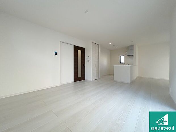 【居間・リビング】日当たり良好の明るいリビングで朝の目覚めもスッキリできそう！対面キッチンでご家族のコミュニケーションも自然と増える設計！小さなお子様が遊ぶスペースを作っても広々とくつろげるLDK！