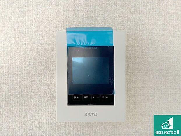 【カラーモニターインターホン】声だけでなく来訪者の姿や顔がモニターで確認できるので、小さなお子様がいらっしゃるご家庭でも安心できます！