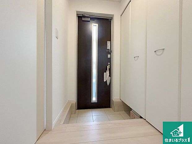 【玄関】シューズボックスにはたくさんの靴が収納できるので玄関周りはいつもスッキリ！ご家族が増えても安心！