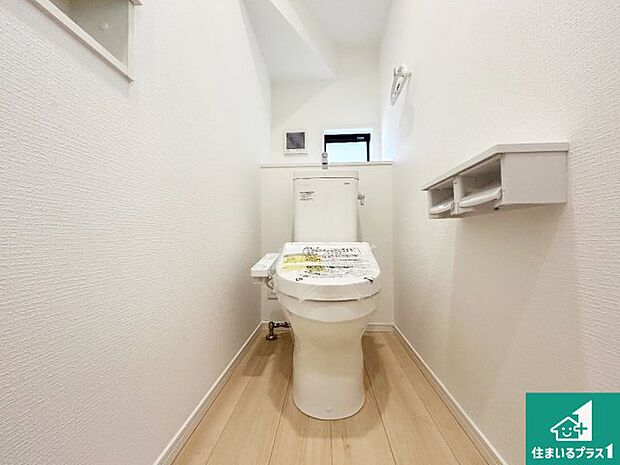 【トイレ】シャワー洗浄機能付トイレは標準仕様。冬場は暖かシートヒーターも装備! 表面コートでキレイ長持ち!省エネ節水仕様の温水洗浄トイレ!