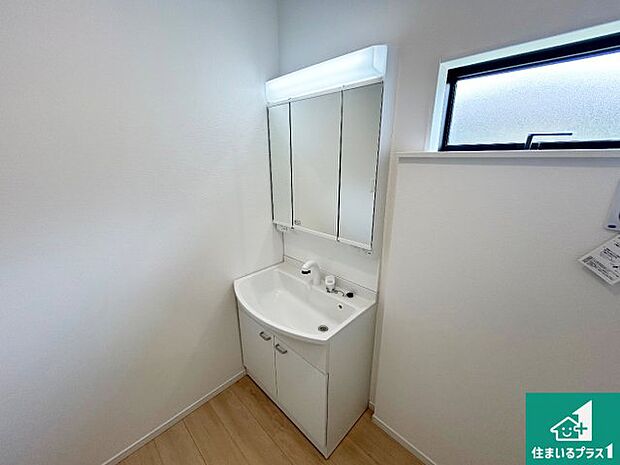 【独立洗面台】清潔感のある洗面台です。フラットな鏡は掃除がしやすく毎日清潔!鏡裏には収納があるのでスッキリとした洗面台が保てます。
