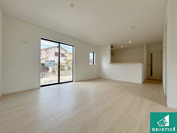 【居間・リビング】日当たり良好の明るいリビングで朝の目覚めもスッキリできそう！対面キッチンでご家族のコミュニケーションも自然と増える設計！小さなお子様が遊ぶスペースを作っても広々とくつろげるLDK！