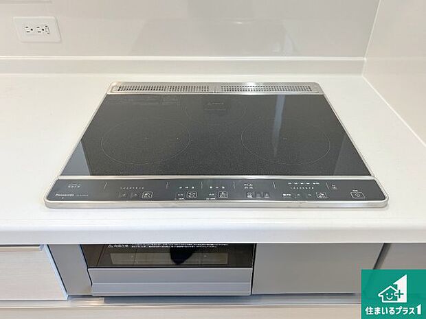 【コンロ】火を使わないので、安心なＩＨコンロ！でこぼこが無い構造なので、掃除もしやすく清潔に保てます！