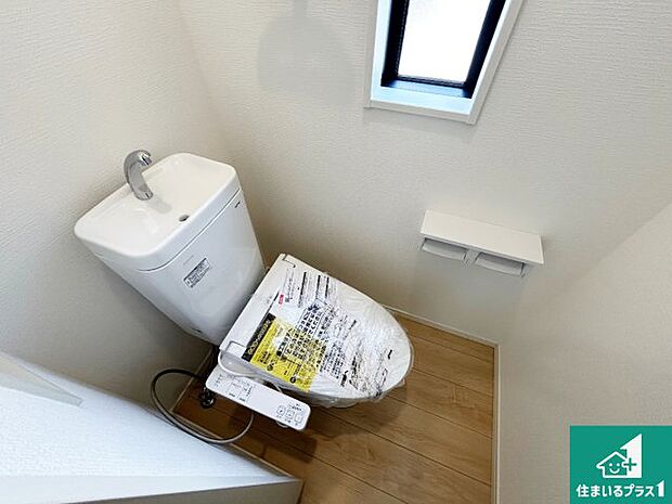 【トイレ】シャワー洗浄機能付トイレは標準仕様。冬場は暖かシートヒーターも装備！ 表面コートでキレイ長持ち！省エネ節水仕様の温水洗浄トイレ！