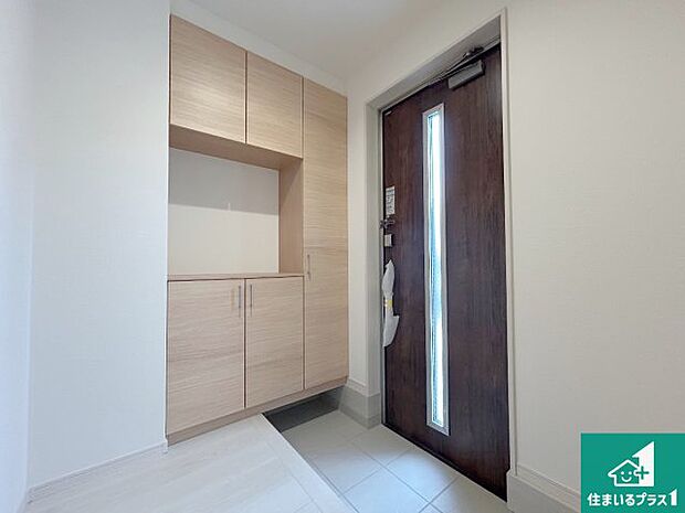 【玄関】シューズボックスにはたくさんの靴が収納できるので玄関周りはいつもスッキリ!ご家族が増えても安心!