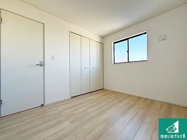 【洋室】シンプルな洋室は、自分好みのインテリアが楽しめます♪ご家族とインテリアや家具を選びに行くのは新築購入時の醍醐味の一つです。ぜひお楽しみください♪