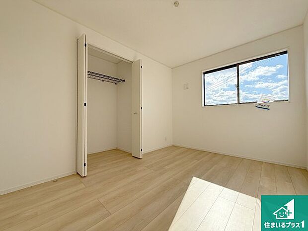 【洋室】寝室は心地よい眠りについてもらいたくて、シンプルでかつ開放的な空間に！大きな窓から差し込む朝日が、すっきりとした目覚めをサポートします。