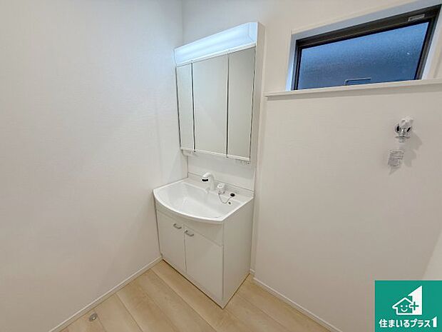 【独立洗面台】清潔感のある洗面台です。フラットな鏡は掃除がしやすく毎日清潔！鏡裏には収納があるのでスッキリとした洗面台が保てます。
