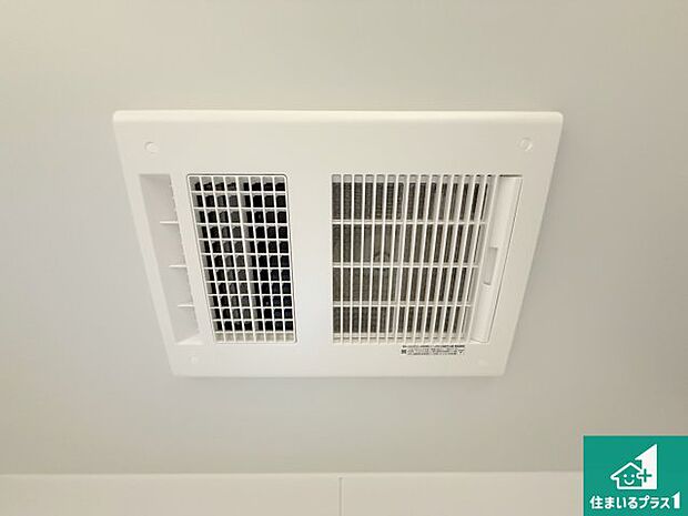 【浴室暖房乾燥機】四季を通して快適なバスライフをお手伝いする浴室暖房乾燥機！浴室の乾燥・暖房・涼風・換気はもちろん、２４時間換気にも対応！ 