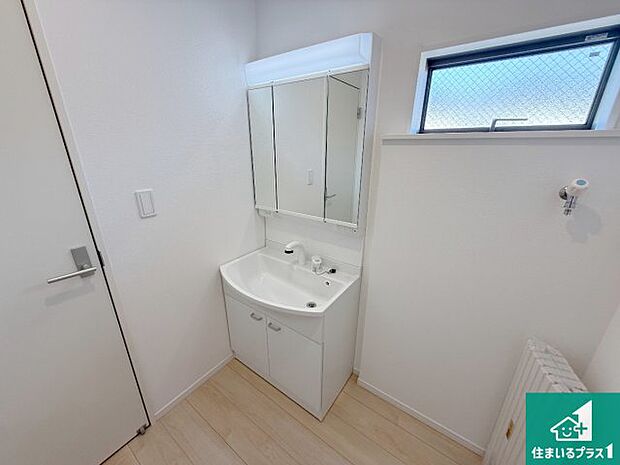 【独立洗面台】清潔感のある洗面台です。フラットな鏡は掃除がしやすく毎日清潔！鏡裏には収納があるのでスッキリとした洗面台が保てます。