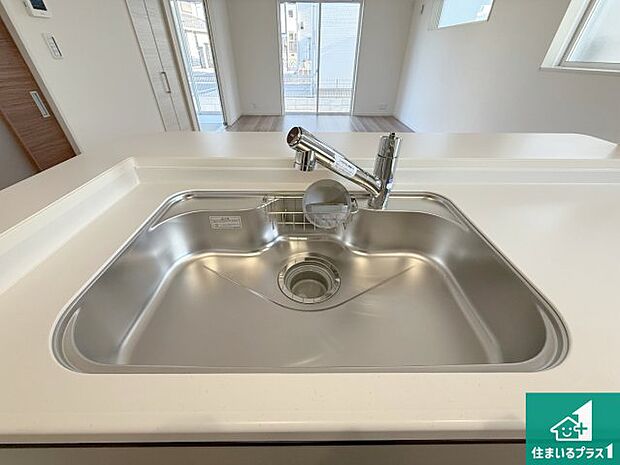 【キッチンシンク】蛇口の先端に浄水器を内蔵しています！原水と浄水、お湯と冷水、シャワーの切替えがワンタッチなので用途によって使い分けられます。