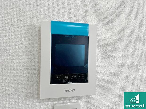 【カラーモニターインターホン】声だけでなく来訪者の姿や顔がモニターで確認できるので、小さなお子様がいらっしゃるご家庭でも安心できます！
