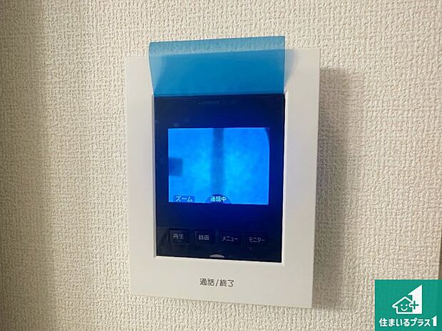 【カラーモニターインターホン】声だけでなく来訪者の姿や顔がモニターで確認できるので、小さなお子様がいらっしゃるご家庭でも安心できます！