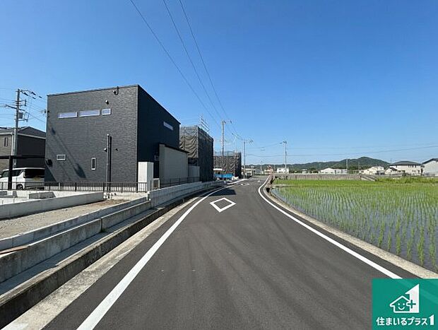 【外観】周辺は落ち着いた街並みの住宅地！子育てがしやすい住環境です！まだ未完成ですが、現地でしかわからない事もございます。是非一度ご覧ください。