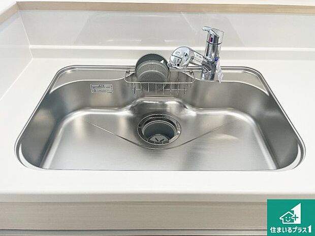 【キッチンシンク】蛇口の先端に浄水器を内蔵しています!原水と浄水、お湯と冷水、シャワーの切替えがワンタッチなので用途によって使い分けられます。
