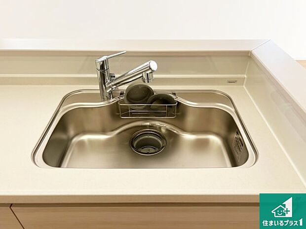 【キッチンシンク】蛇口の先端に浄水器を内蔵しています！原水と浄水、お湯と冷水、シャワーの切替えがワンタッチなので用途によって使い分けられます。