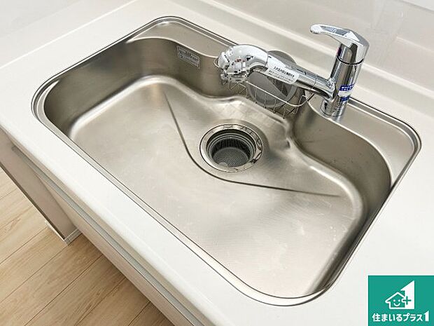 【キッチンシンク】蛇口の先端に浄水器を内蔵しています!原水と浄水、お湯と冷水、シャワーの切替えがワンタッチなので用途によって使い分けられます。