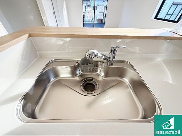 【キッチンシンク】蛇口の先端に浄水器を内蔵しています!原水と浄水、お湯と冷水、シャワーの切替えがワンタッチなので用途によって使い分けられます。