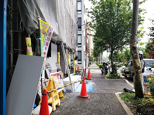 前面道路は歩道、環状8号線、幅員24.9m 解放感が溢れます。耐火建築物、ALC、ペアガラスにて気密性、防音性が非常に長けております。