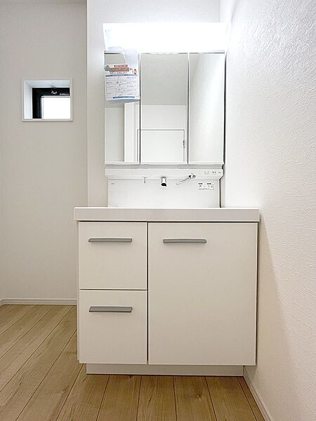 大きく見やすい三面鏡で清潔感ある洗面台は、身だしなみチェックや肌のお手入れに最適です。